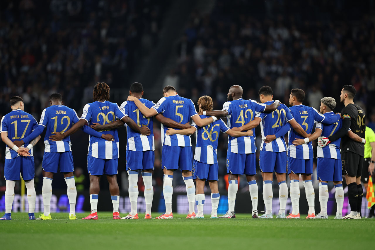 A equipa do FC Porto observou um minuto de silêncio pela morte de Silvino (foto)
