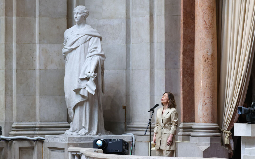 Katia Guerreiro canta o hino nacional no encerramento da sessão solene comemorativa do 50.º aniversário da Constituição da República (foto) Portuguesa
