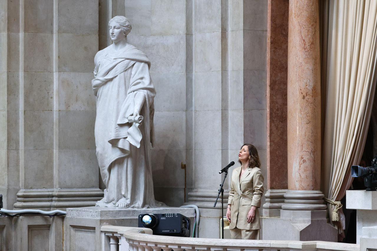 Katia Guerreiro canta o hino nacional no encerramento da sessão solene comemorativa do 50.º aniversário da Constituição da República (foto) Portuguesa