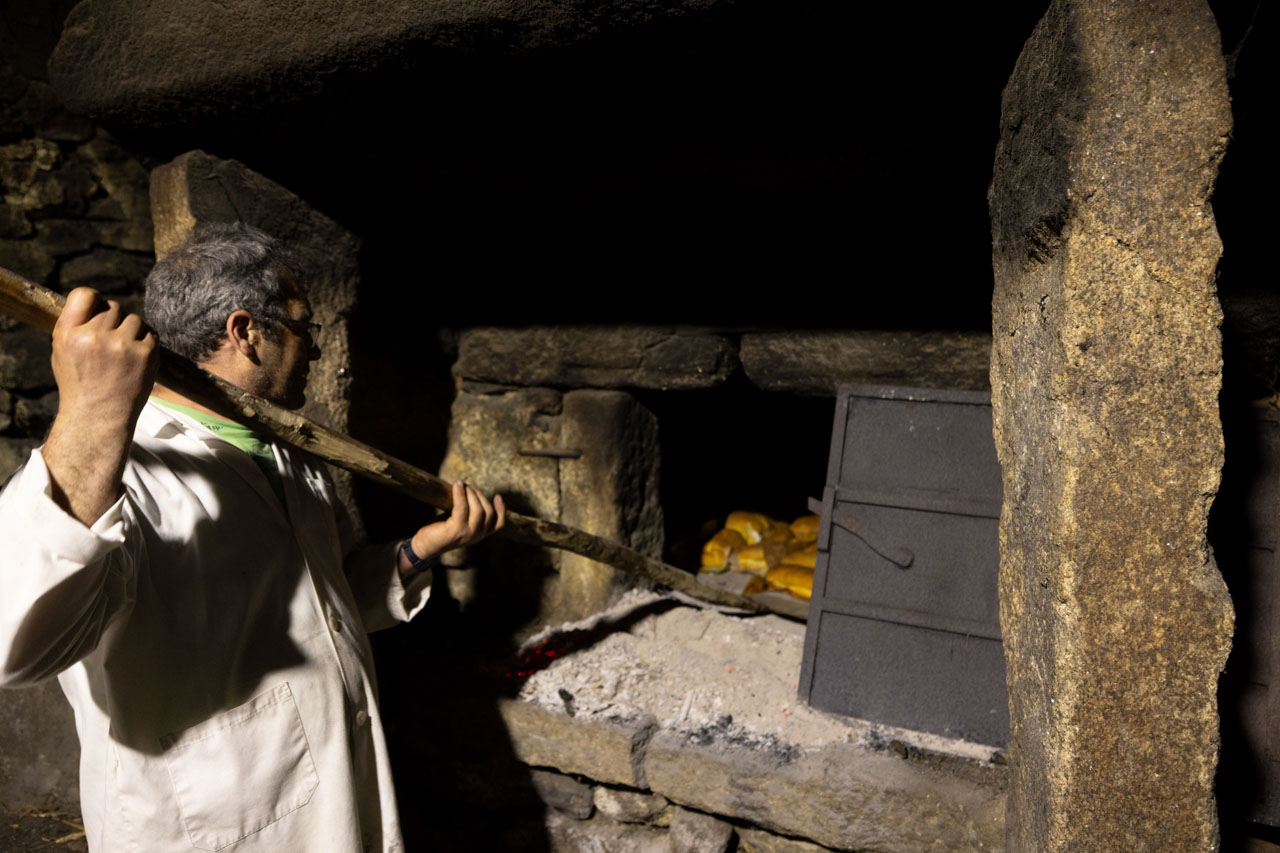 PÁSCOA: Forno do povo coze o tradicional folar da Páscoa em aldeia de Montalegre