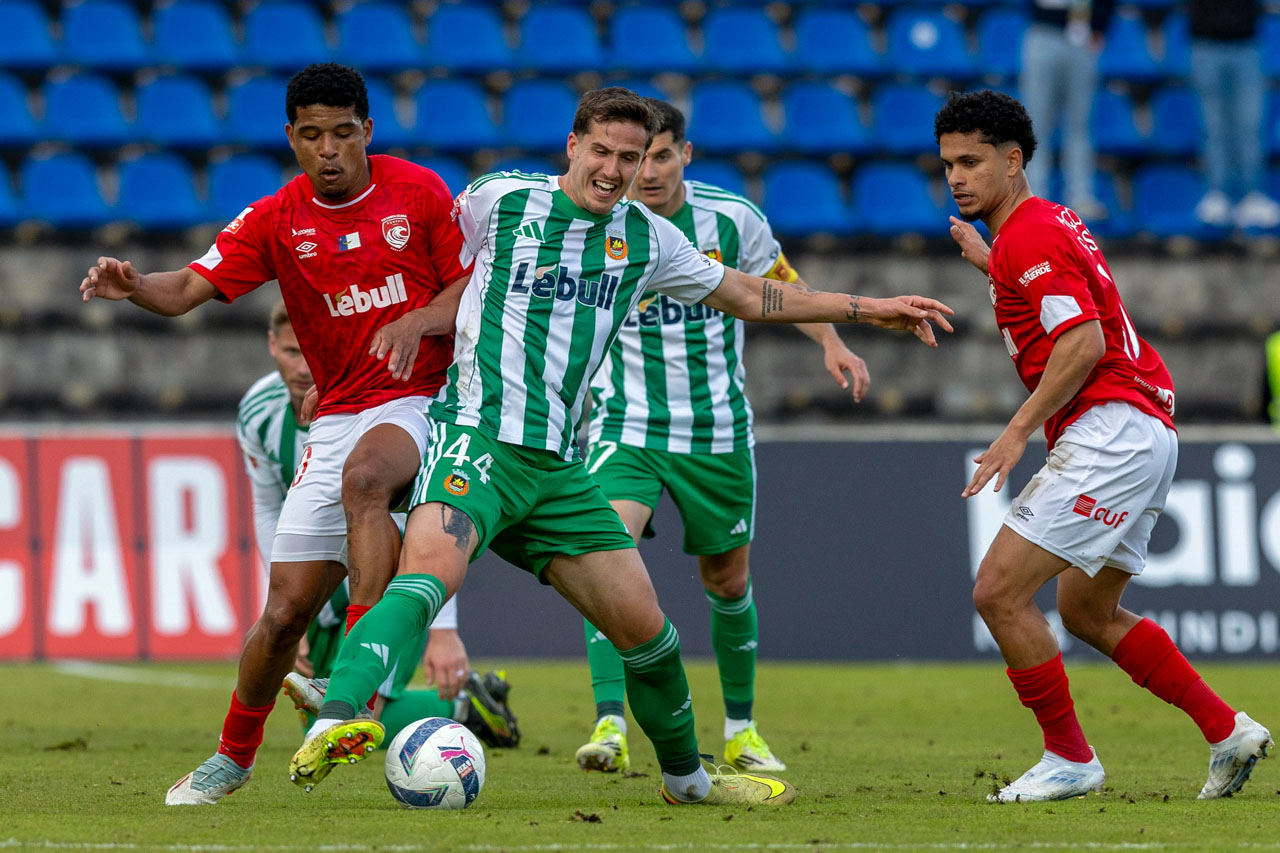 COMENTÁRIO: Eficácia na bola parada garante vitória do Rio Ave na casa do Santa Clara por 2-0