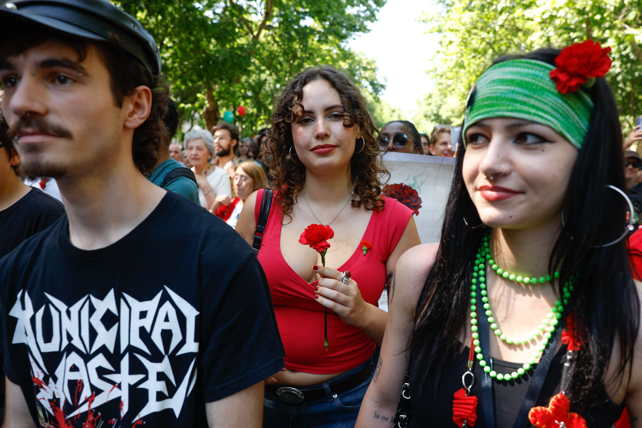 25 Abril: Milhares de pessoas iniciam celebração da liberdade no desfile em Lisboa