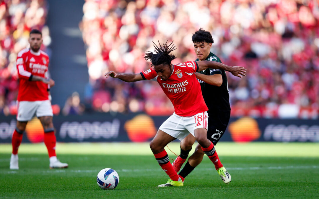 SÍNTESE: Benfica goleia e pressiona rivais em final de época inesperado