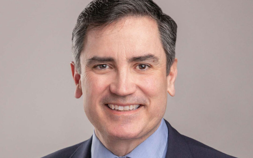 Dinis L. Pimentel, filho de pais açorianos (São Miguel e Santa Maria), e Capitão da Marinha dos EUA