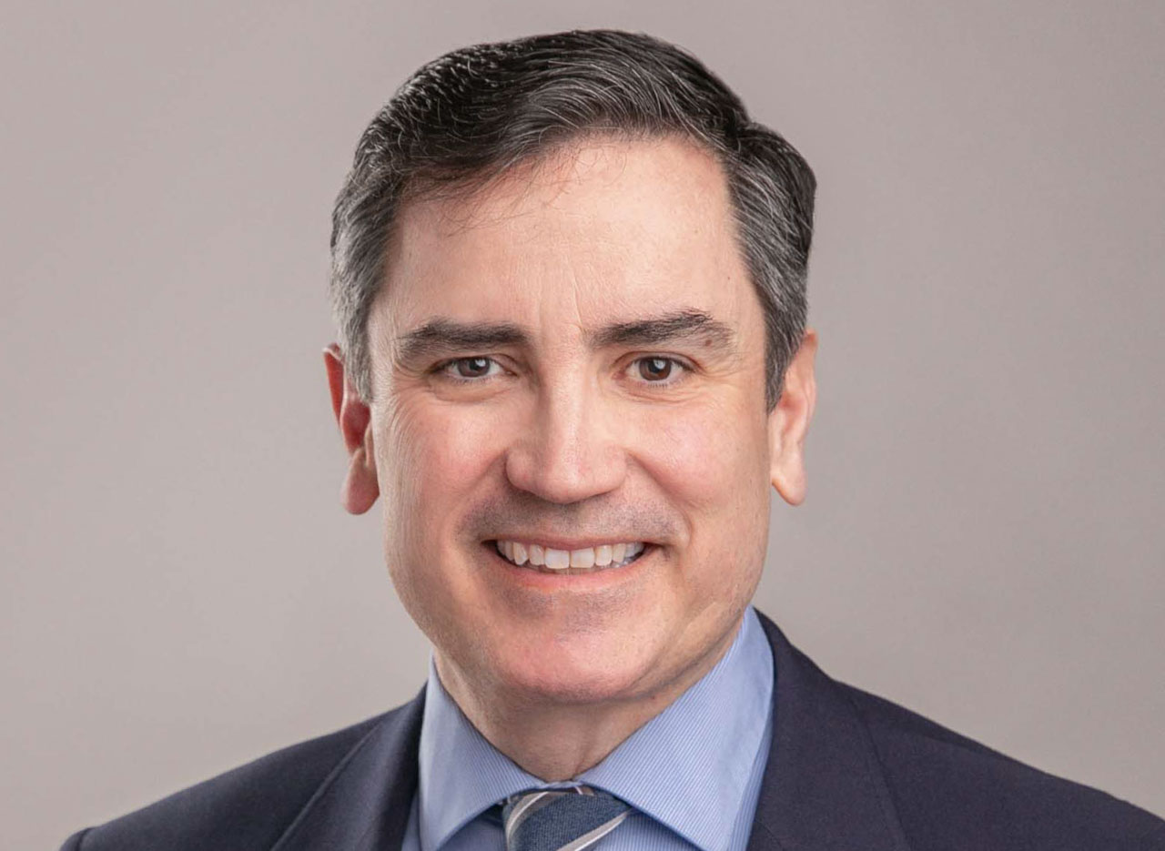 Dinis L. Pimentel, filho de pais açorianos (São Miguel e Santa Maria), e Capitão da Marinha dos EUA