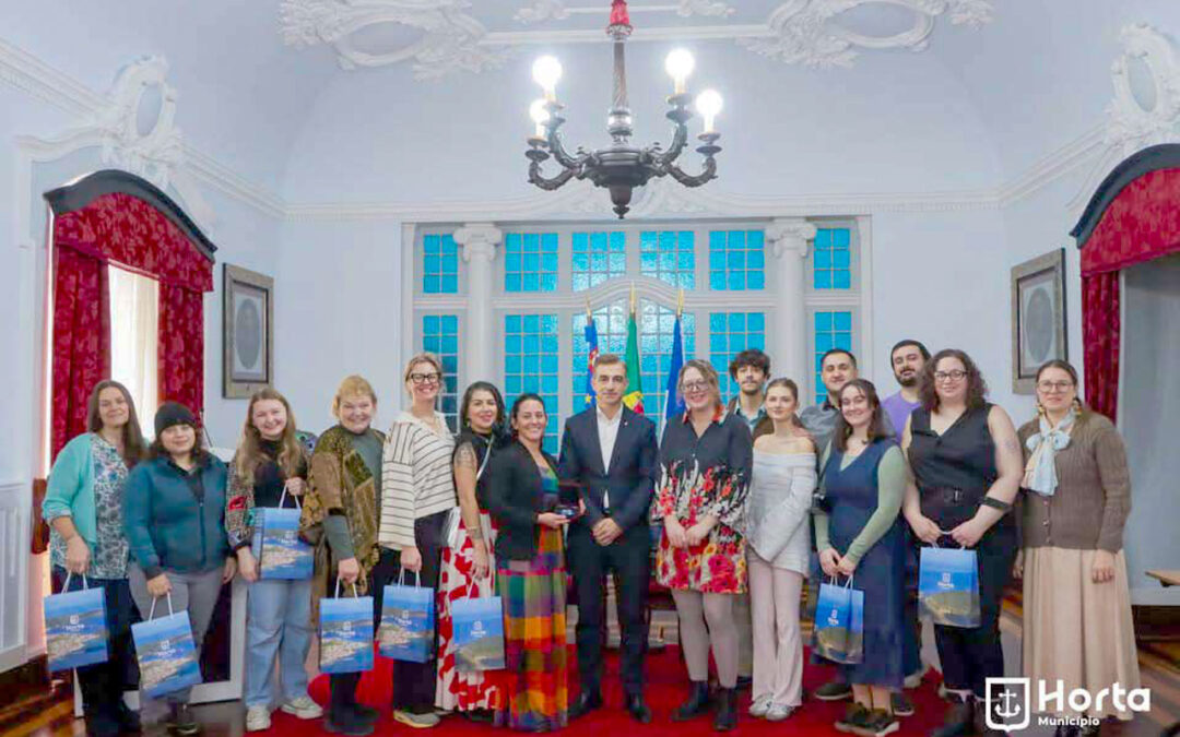 Inserido no programa inaugural de residência artística do Hotel Papel “O Mesmo Mar”, exposição com jovens artistas que visitaram o Faial