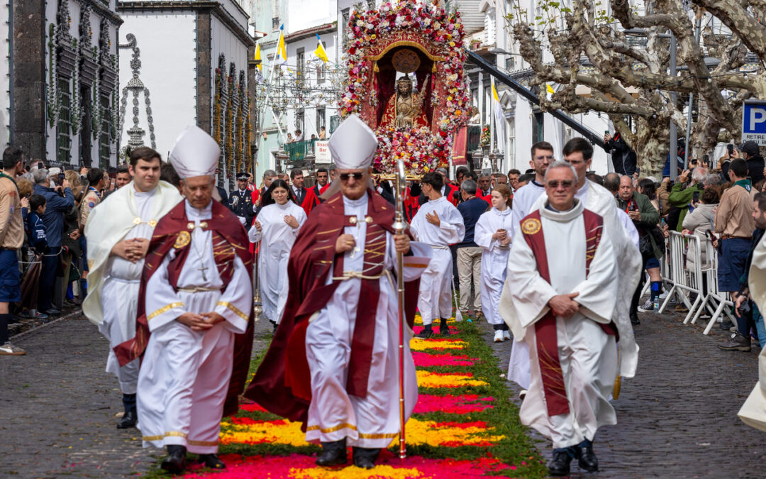 Chuva não travou jornada de fé na mudança da imagem do Santo Cristo em Ponta Delgada
