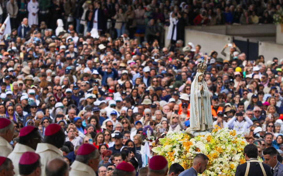 Procissão nas cerimónias religiosas da peregrinação no Santuário de Fátima, em Ourém, Portugal, 13 de maio de 2026 (fotos)
