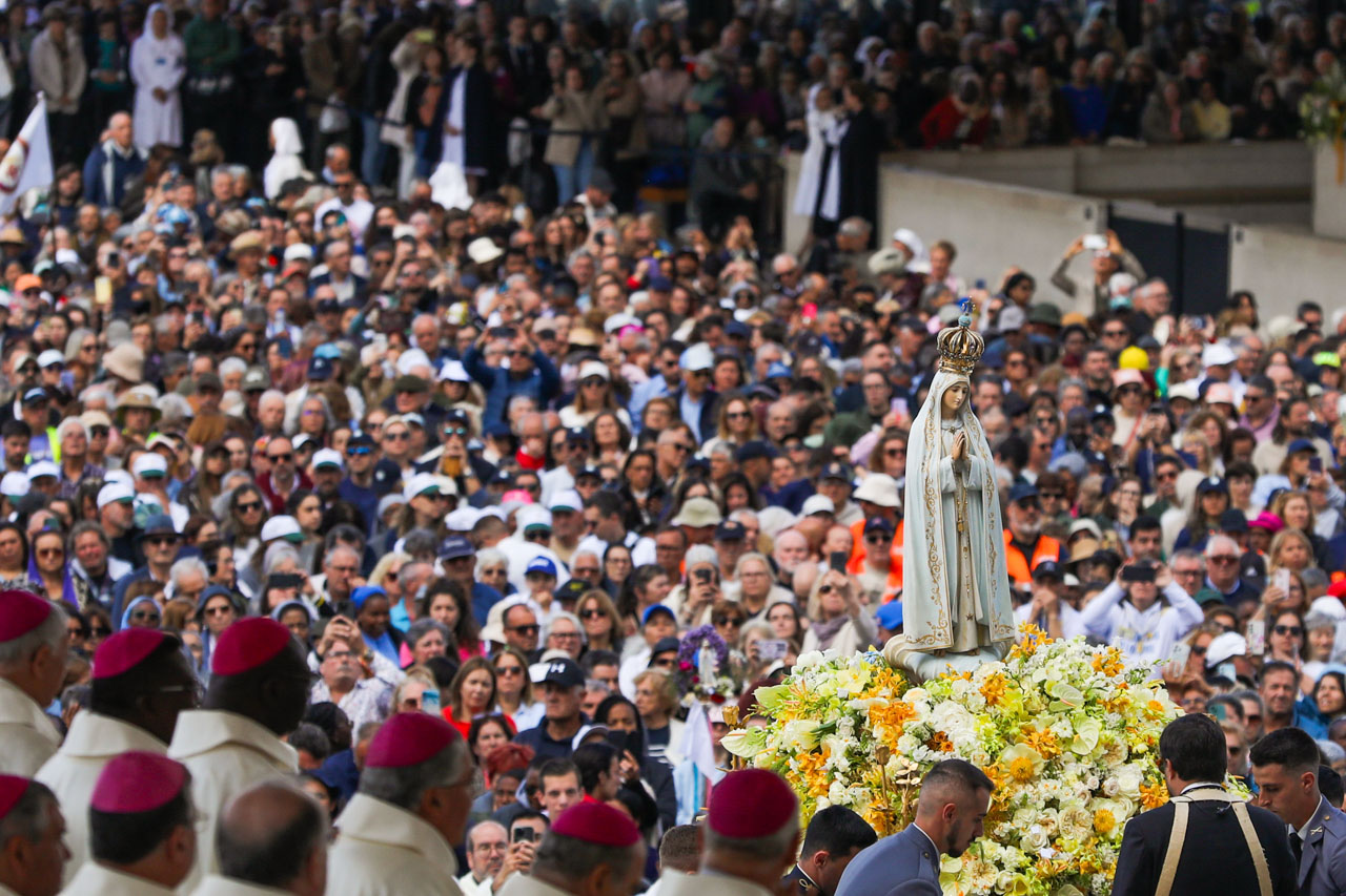 Procissão nas cerimónias religiosas da peregrinação no Santuário de Fátima, em Ourém, Portugal, 13 de maio de 2026 (fotos)