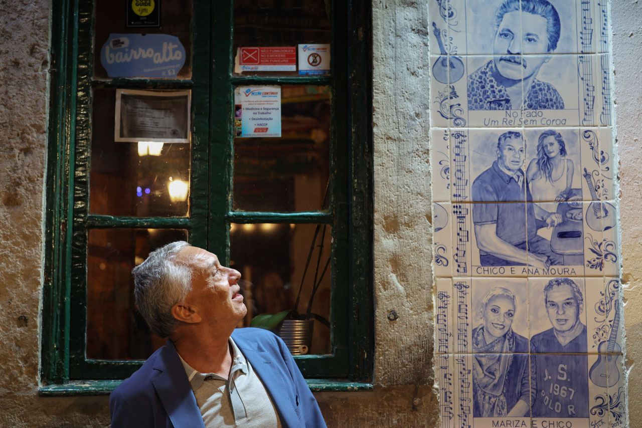 Bairro Alto continua a circular de copo na mão após limitação à venda de álcool na rua