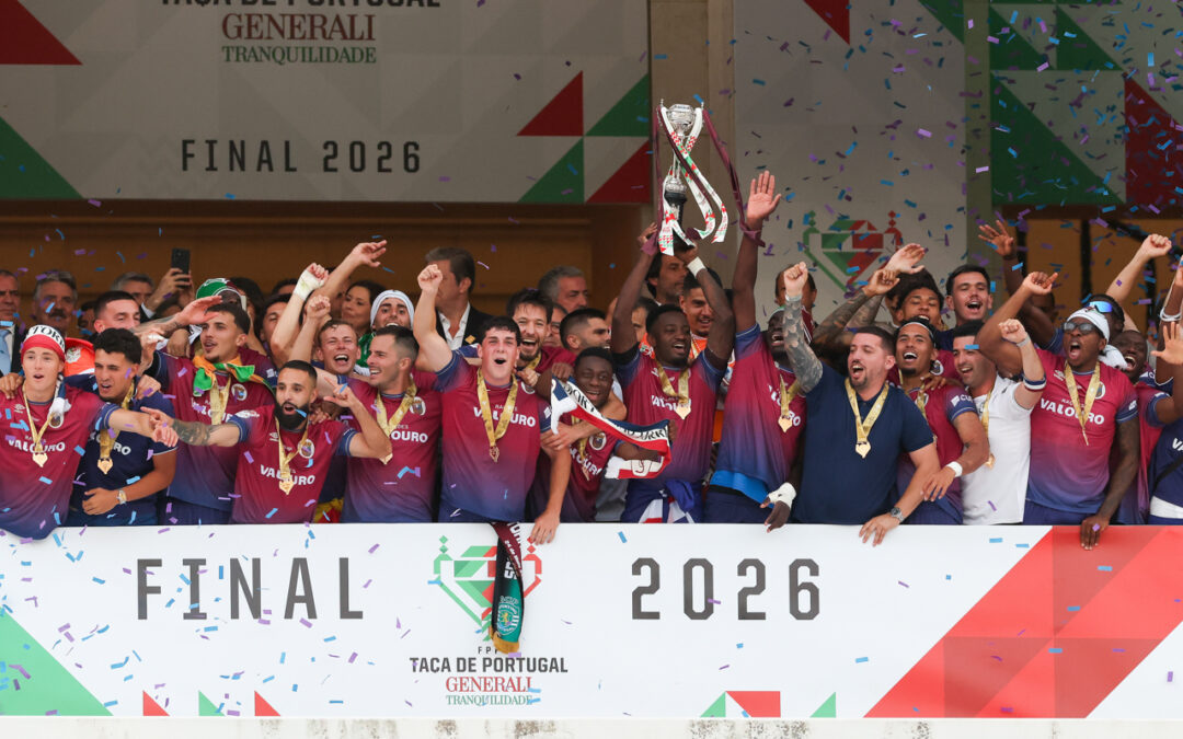 Os jogadores do Torreense festejam com o troféu (foto)