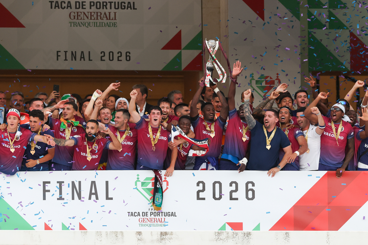 Os jogadores do Torreense festejam com o troféu (foto)