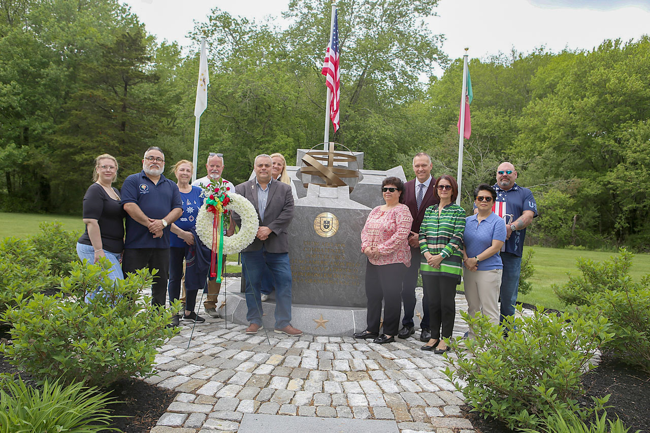 Memorial aos veteranos portugueses no Rhode Island Veterans Cemetery em Exeter, RI