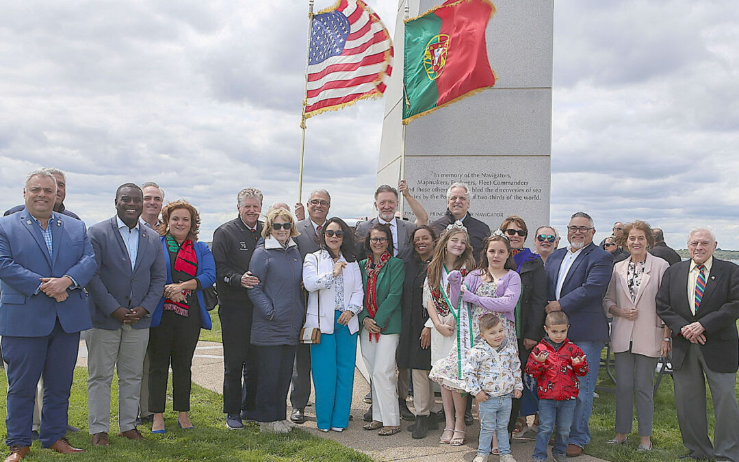 Em dia  de comemoração familiar bandeira portuguesa sobe no mastro do Portuguese Discovery Monument em Newport