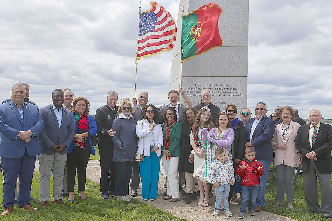 Em dia  de comemoração familiar bandeira portuguesa sobe no mastro do Portuguese Discovery Monument em Newport