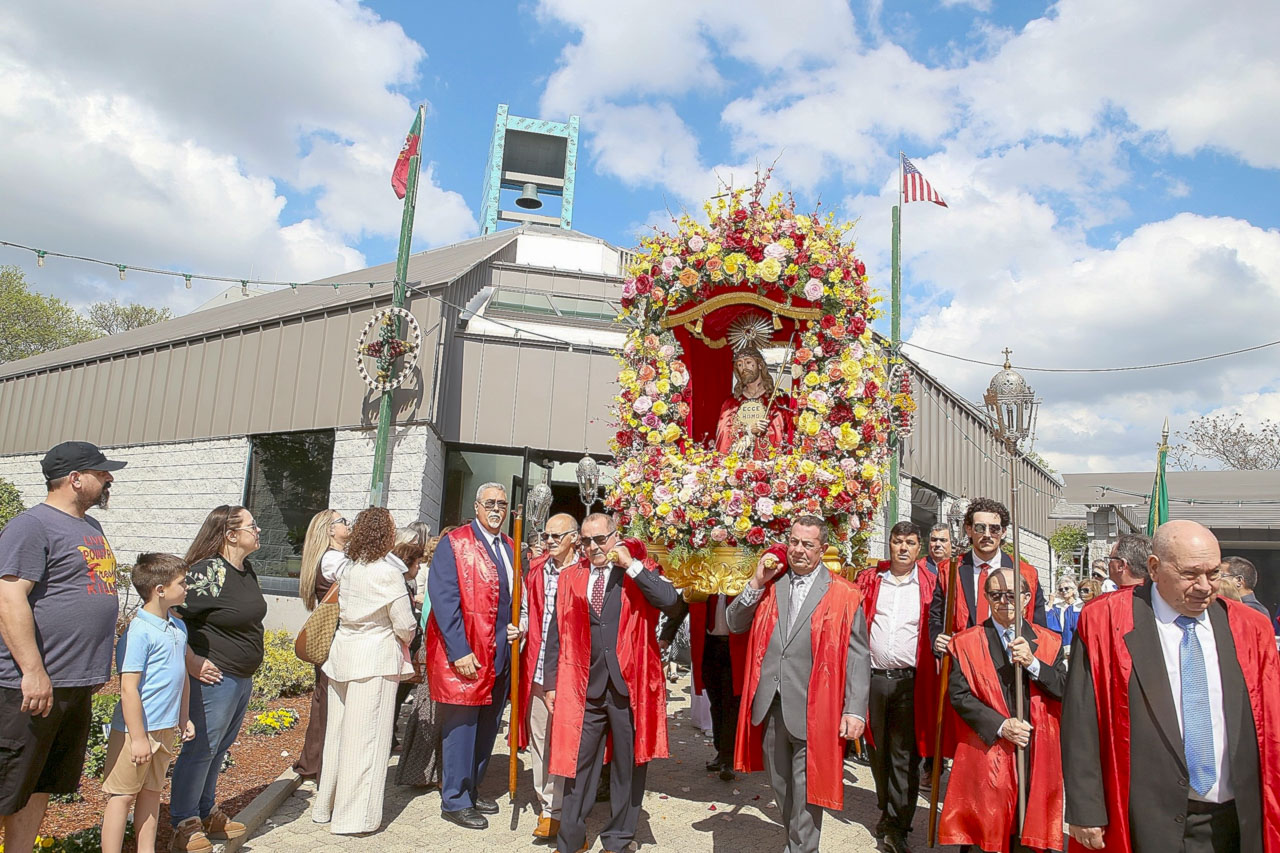 Senhor Santo Cristo dos Milagres veio à rua em Cambridge