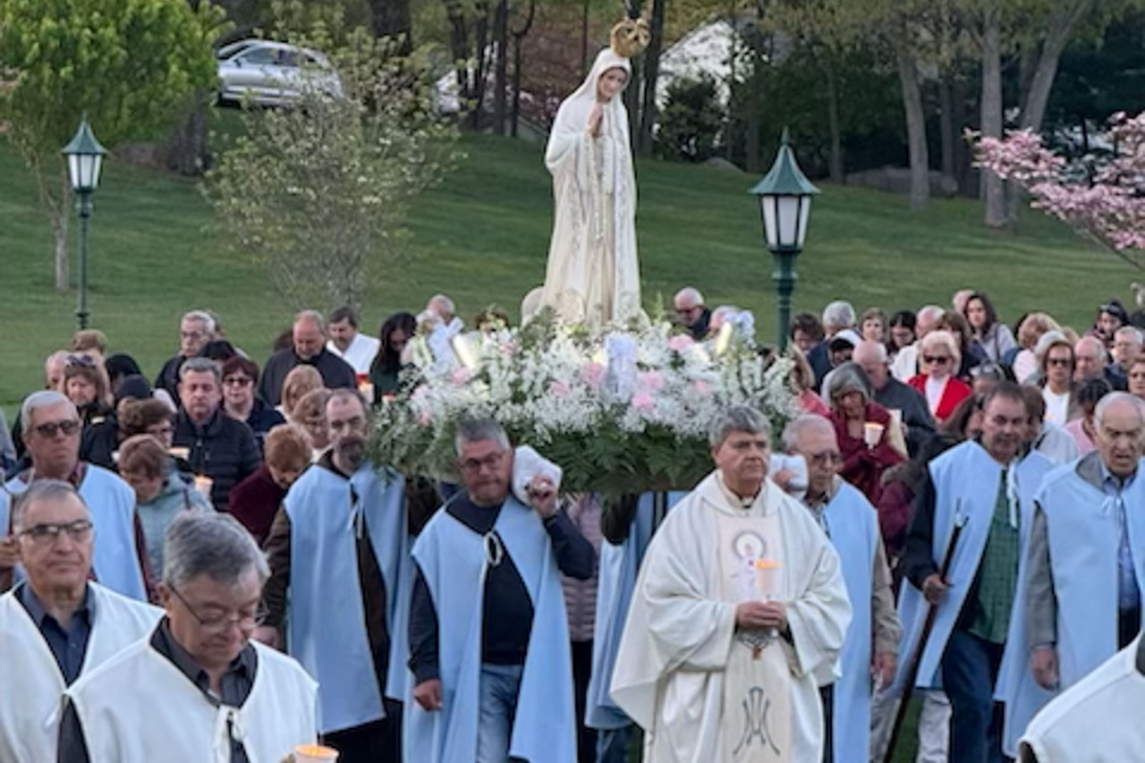 Procissão em honra de Nossa Senhora de Fátima em Cumberland