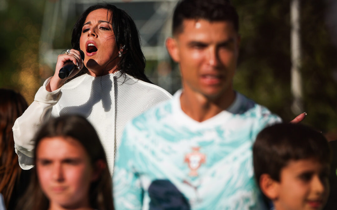 Sara Correia interpreta o hino nacional português durante o amigável de preparação para o Campeonato do Mundo de Futebol de 2026 entre Portugal e o Chile (fotos)
