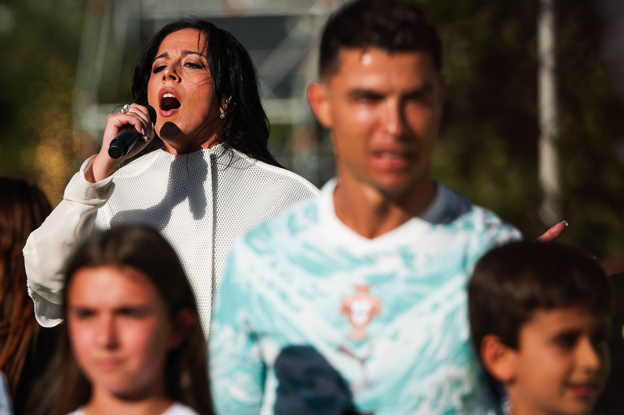 Sara Correia interpreta o hino nacional português durante o amigável de preparação para o Campeonato do Mundo de Futebol de 2026 entre Portugal e o Chile (fotos)