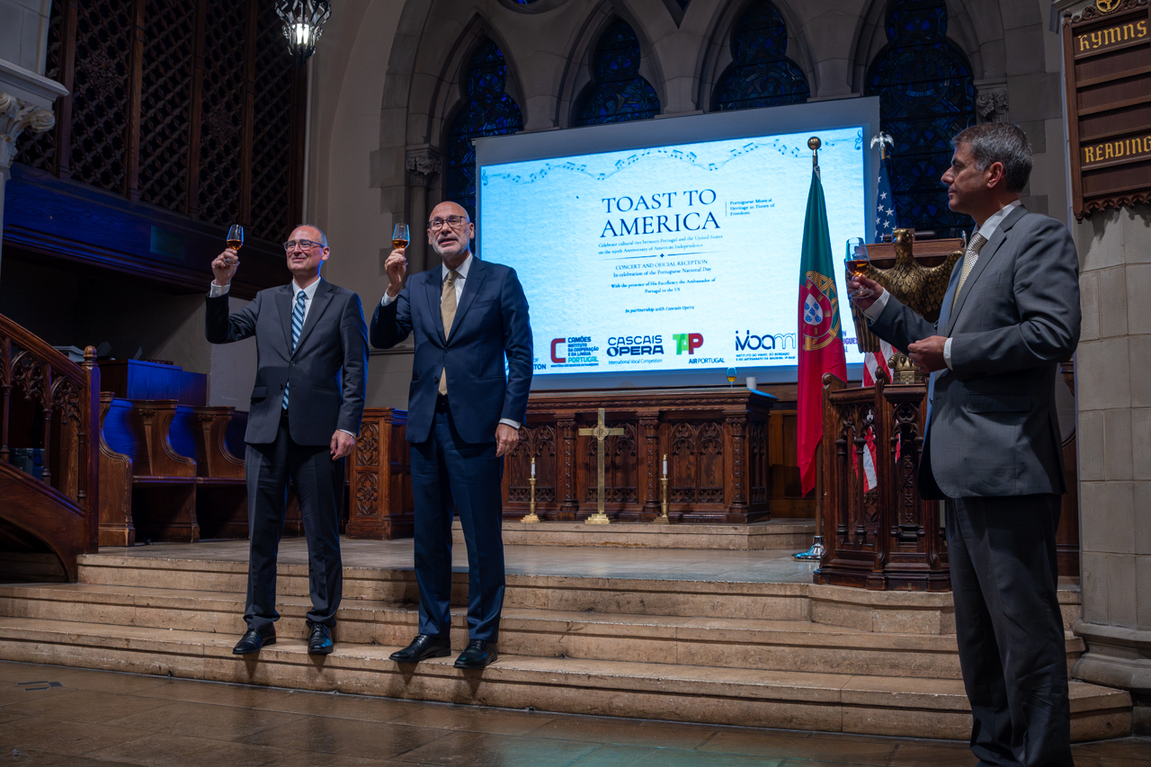 A Toast to America: uma celebração dos laços culturais entre Portugal e os Estados Unidos por ocasião do 250º aniversário da independência da América, realizada na Old South Church, em Boston.