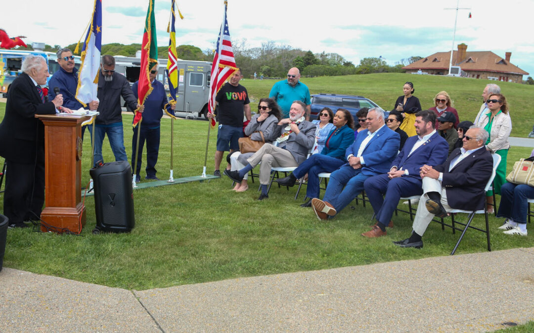 Bandeira portuguesa subiu no mastro do Portuguese Discovery Monument em Newport
