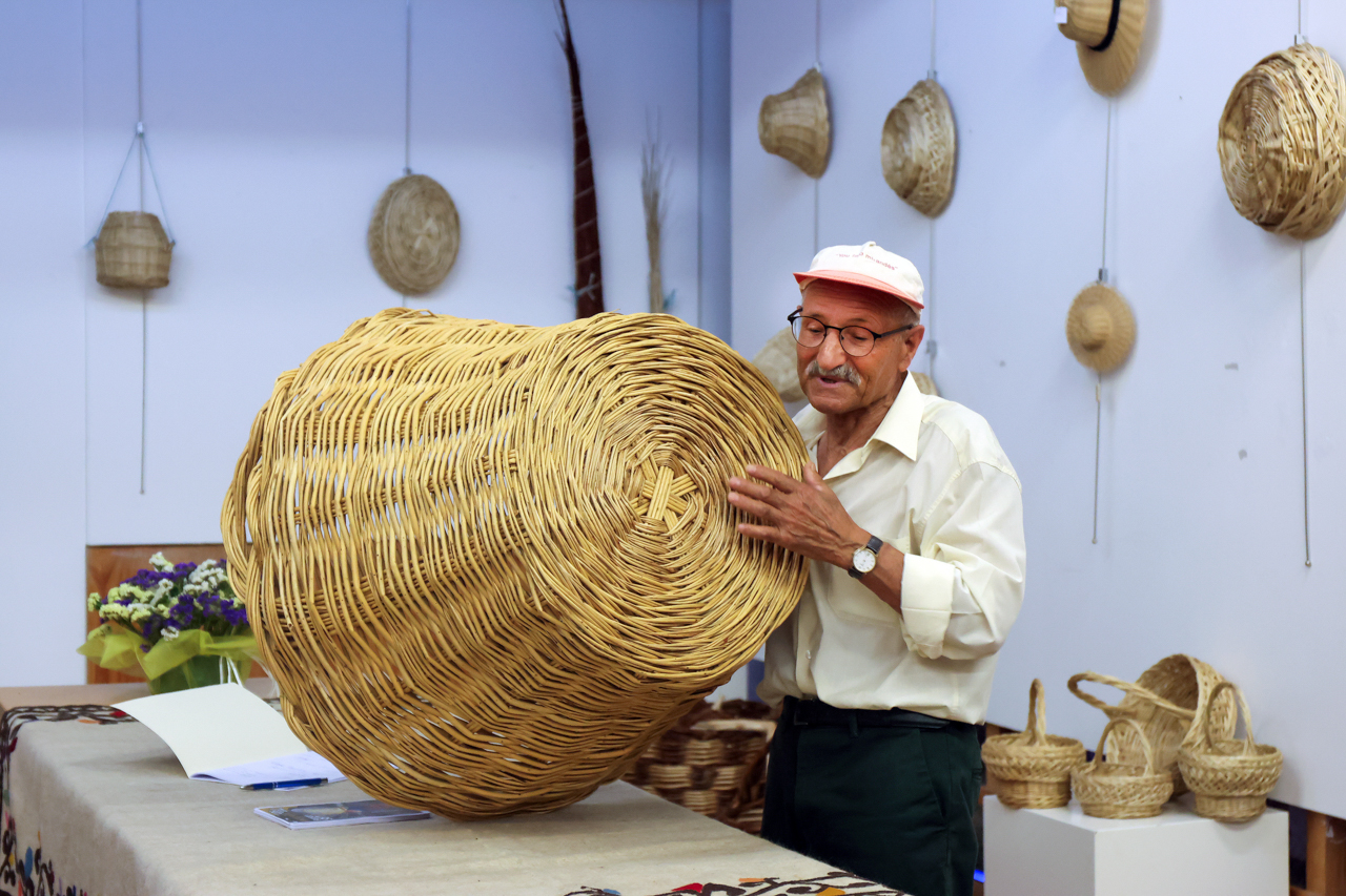 Cesteiro da Terra de Miranda conserva arte de fazer cestos de vime há 50 anos