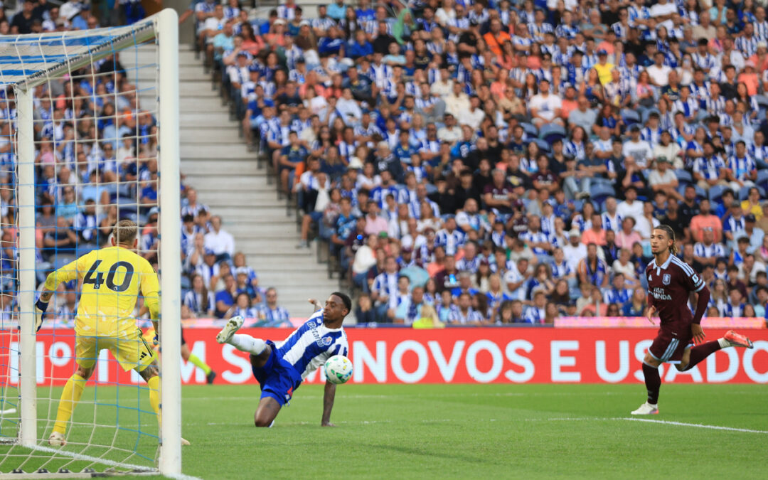 FC Porto bate Aston Villa em apresentação aos sócios no Dragão