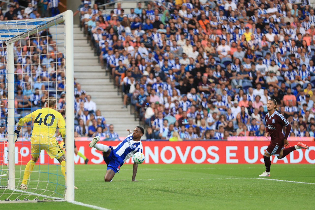 FC Porto bate Aston Villa em apresentação aos sócios no Dragão