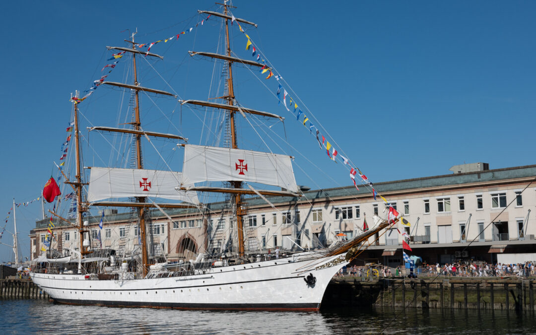 O Navio-Escola Sagres marcou presença em Boston para assinalar as comemorações dos 250 anos da Independência dos Estados Unidos com o evento “Toast to América” no dia 12 de julho de 2026