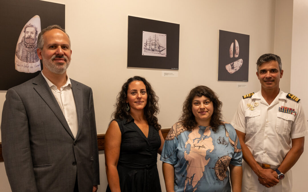 O Hotel Papel, em parceria com o Consulado de Portugal em New Bedford, inaugurou a exposição “Routes of Atlantic Memory – From Navigation to Whaling” da artista açoriana Cláudia “Kakaz” Furtado, patente até ao fim do ano mediante horário de expediente