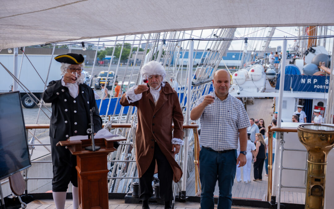 O investigador madeirense Duarte Mendonça apresentou a bordo do NRP Sagres no dia 22 de Julho de 2026 uma fascinante história das ligações entre o Vinho Madeira e os Estados Unidos