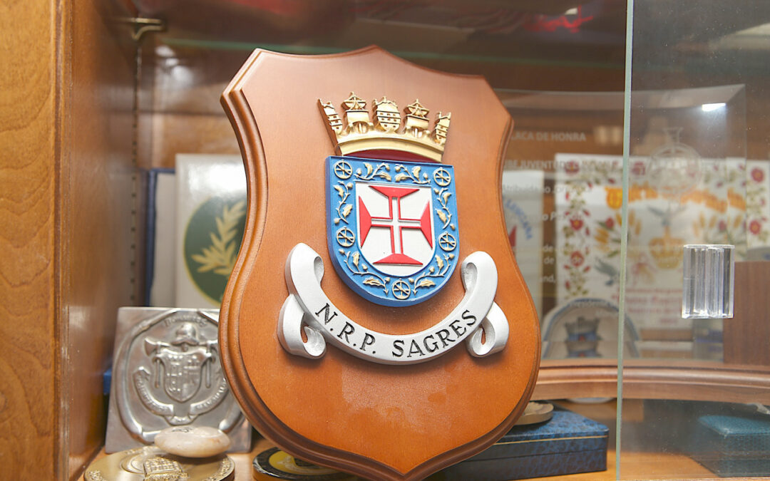 Guardamos tudo, nunca sabendo quando de tal vamos precisar, tal como uma placa do navio-escola Sagres