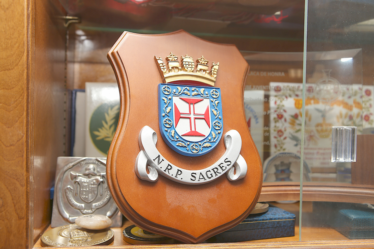 Guardamos tudo, nunca sabendo quando de tal vamos precisar, tal como uma placa do navio-escola Sagres