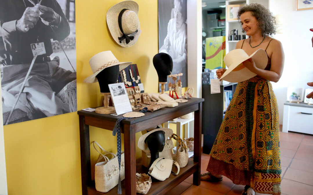 Artesã porto-santense transforma lixo marinho em arte e mantém vivas tradições da ilha