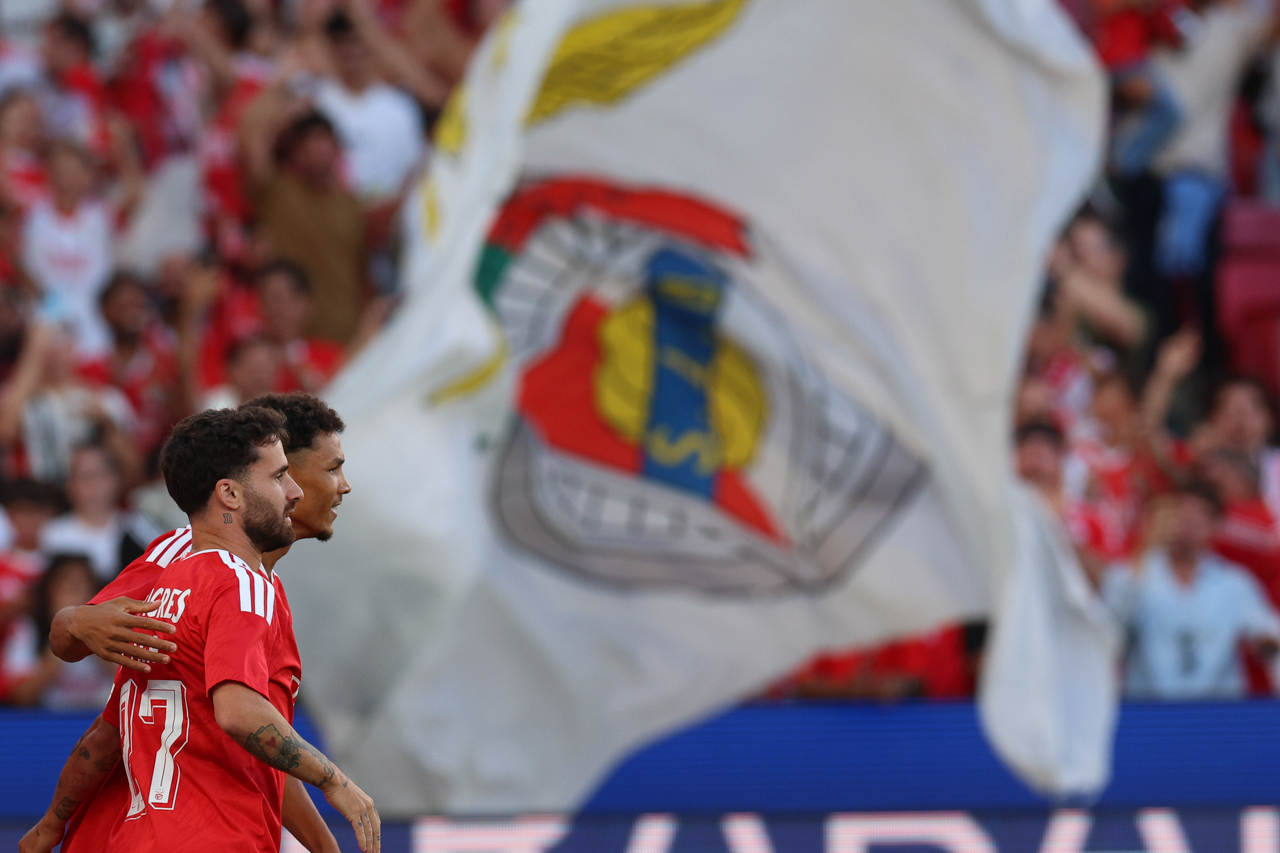 Domínio e meia dúzia de golos deixam Benfica às portas do apuramento