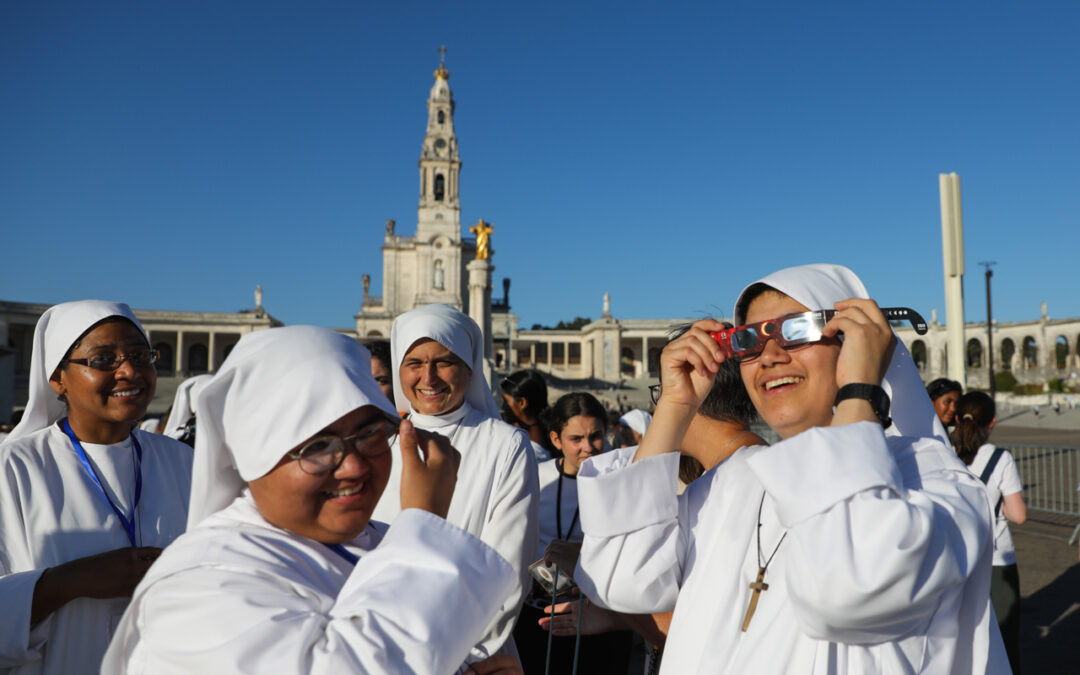 Lua esconde o sol e encanta alguns peregrinos no Santuário de Fátima 