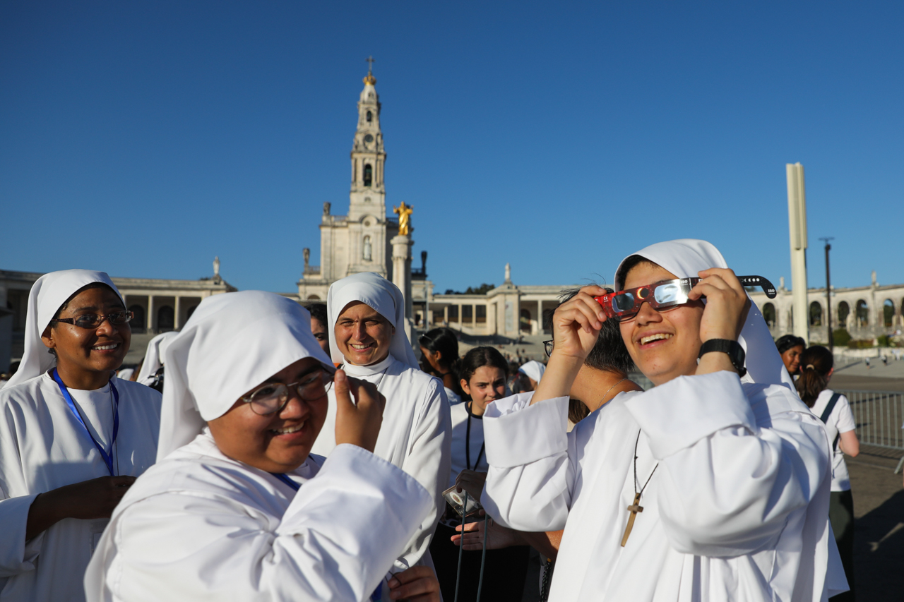 Lua esconde o sol e encanta alguns peregrinos no Santuário de Fátima