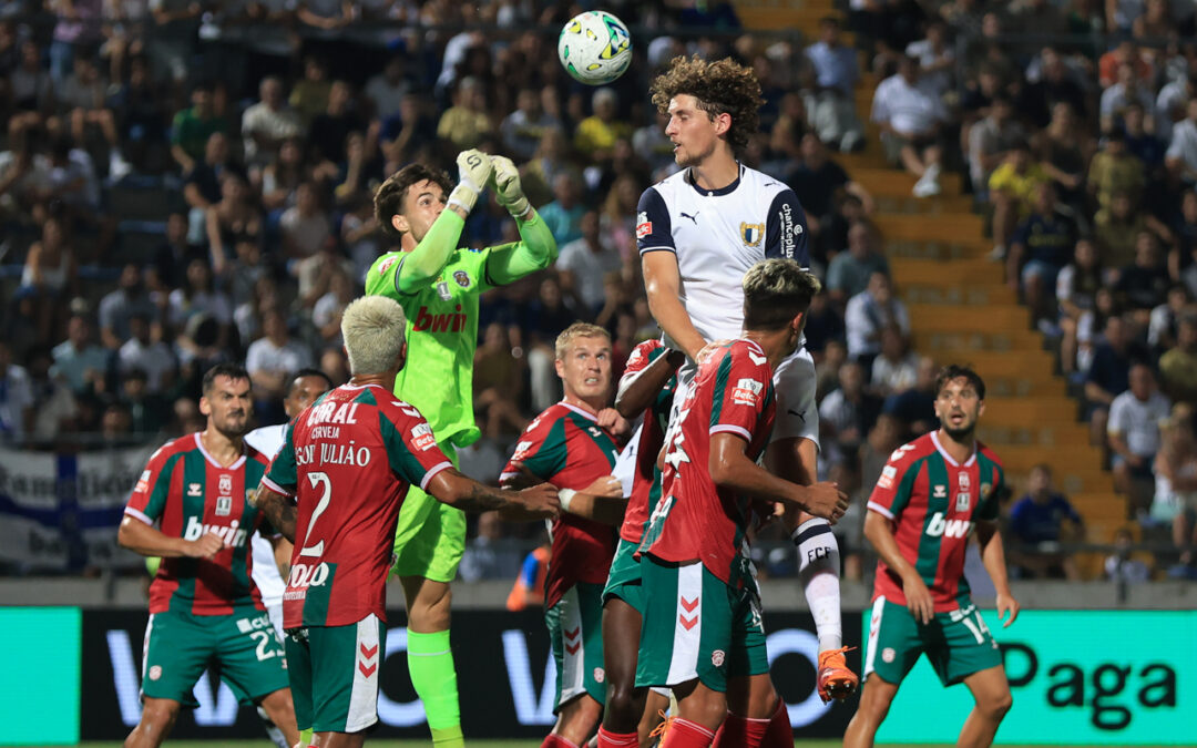 Arouca e Marítimo juntam-se na liderança ao campeão FC Porto