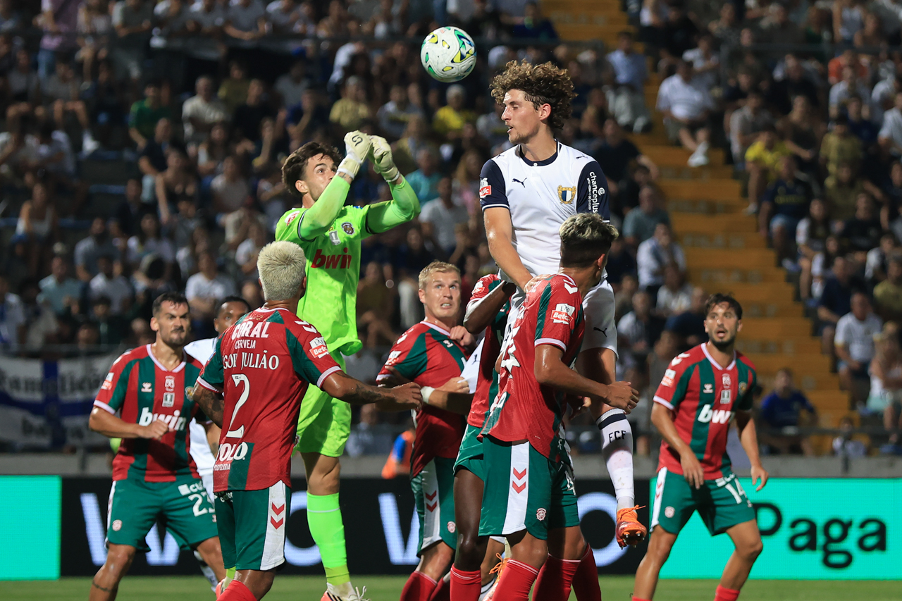 Arouca e Marítimo juntam-se na liderança ao campeão FC Porto