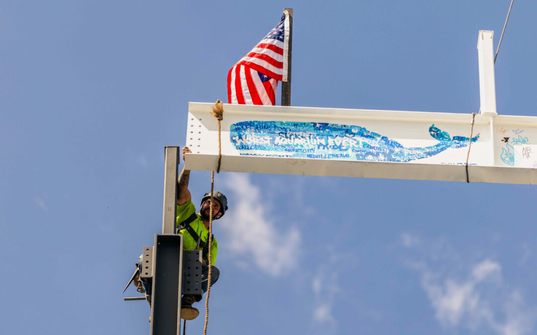 O New Bedford Whaling Museum celebra marco com cerimónia de assentamento da última viga do novo edifício