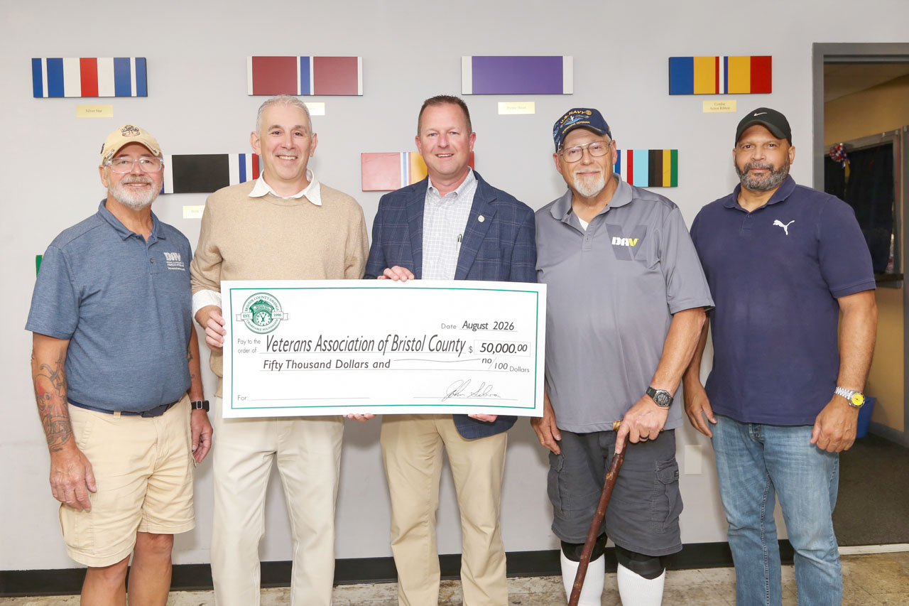 Bristol County Savings Bank atribui subsídio de $50 mil  à Associação de Veteranos do Condado de Bristol