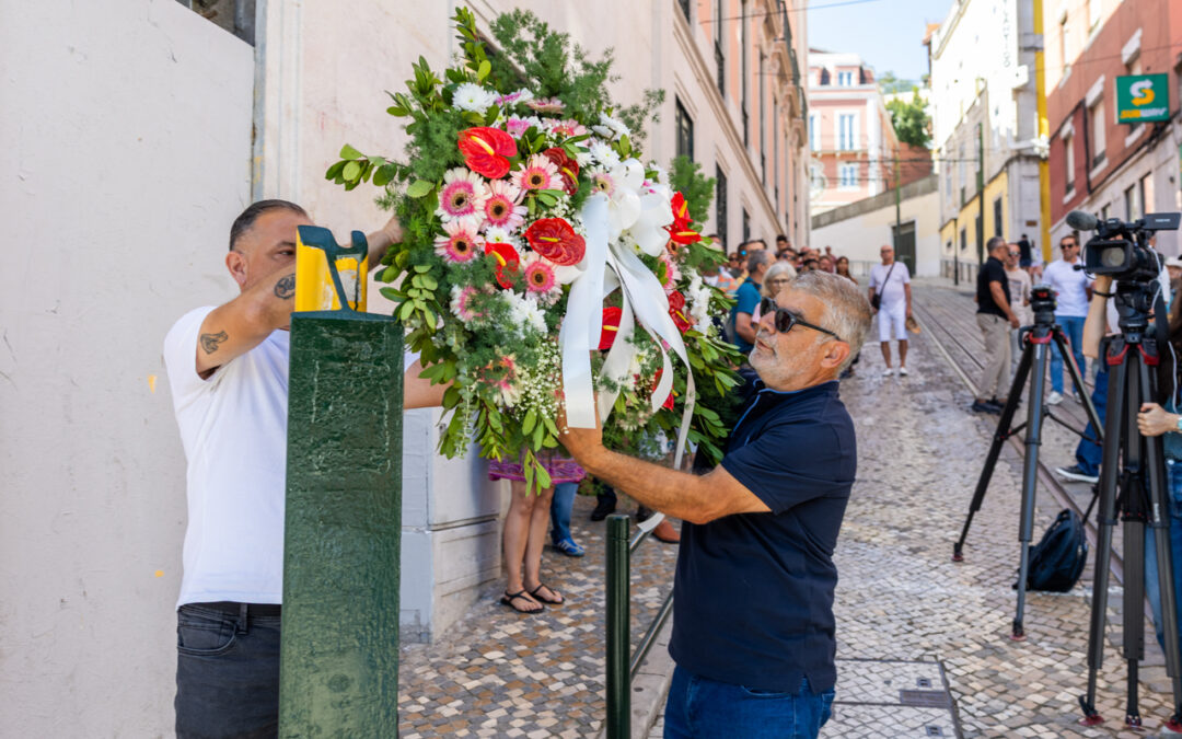 Homenagem às vítimas do acidente no elevador da Glória (foto)