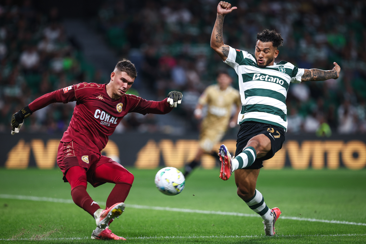 Suárez marca, assiste e conduz Sporting de regresso à vice-liderança