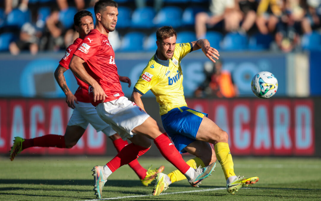 I Liga: Santa Clara vence em Arouca e sobe provisoriamente ao pódio