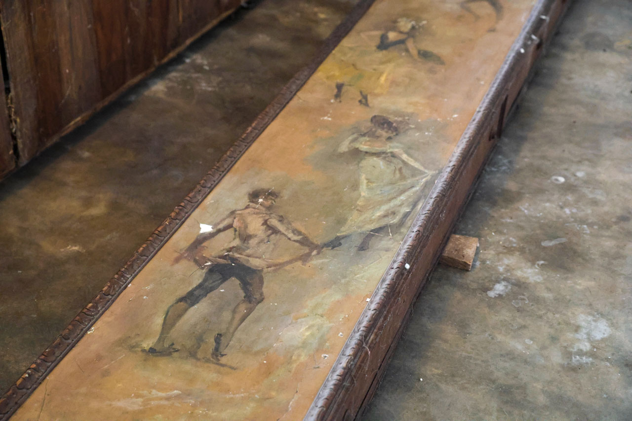 Pilastras pintadas por Columbano Bordalo Pinheiro descobertas no Caramulo