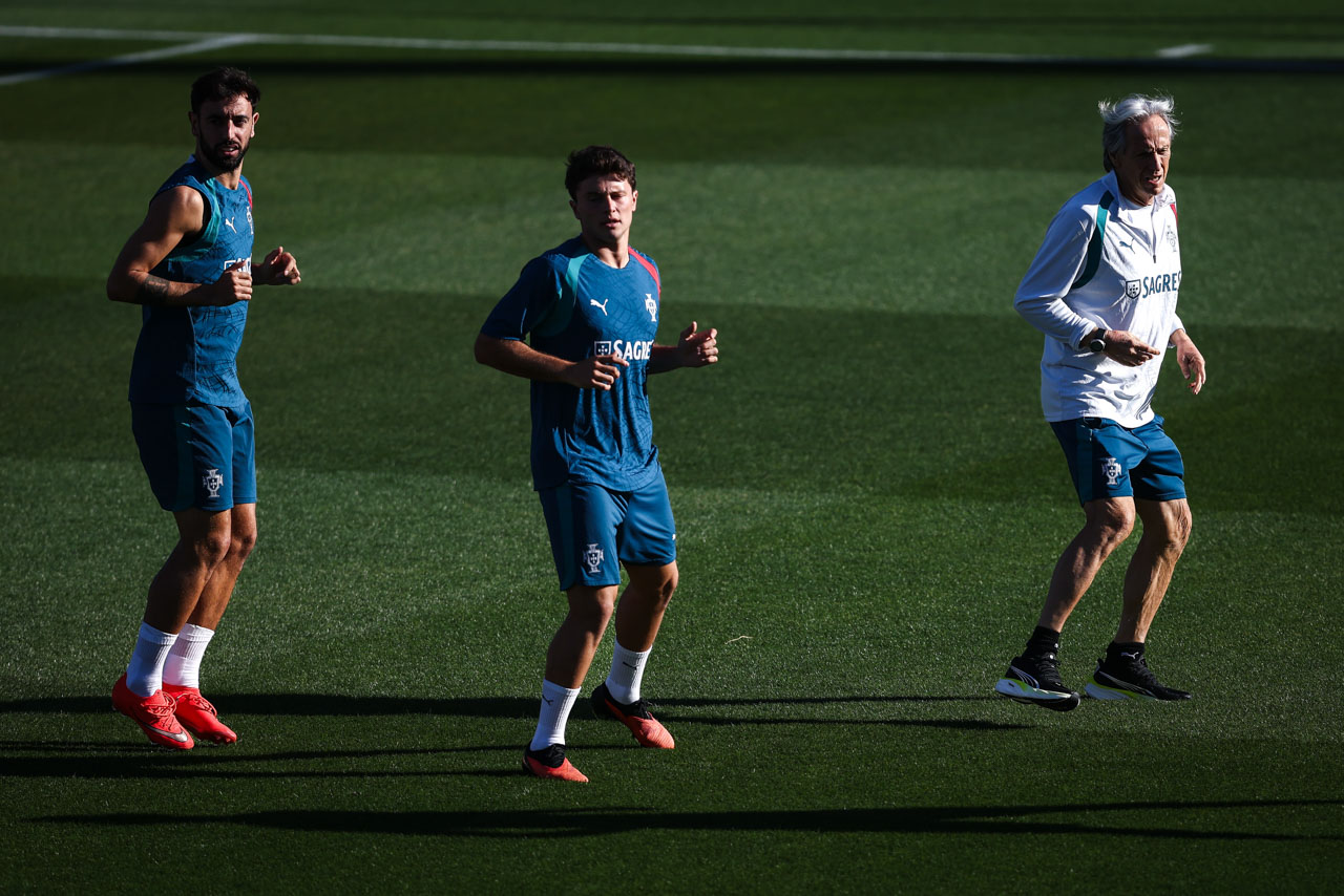 Liga Nações: Portugal treina com 25 jogadores e com Jesus no aquecimento