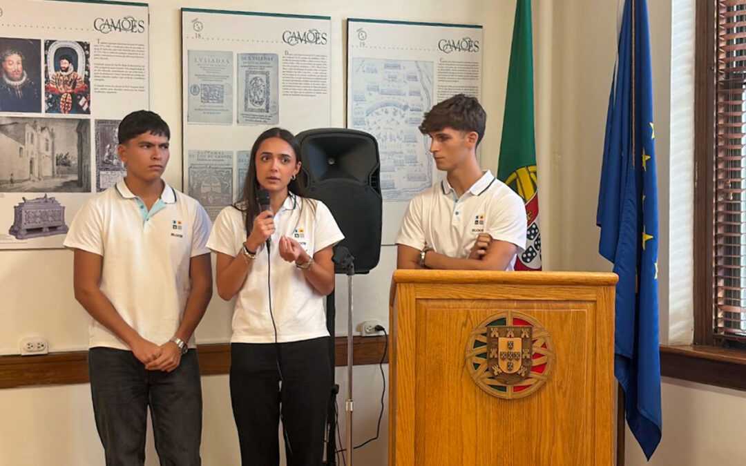 Equipa vencedora do Atlantic Junior Award, de Portugal, visitou MA e RI. Alunos explicam no Consulado de Portugal em New Bedford o desenvolvimento do seu projeto inovador.