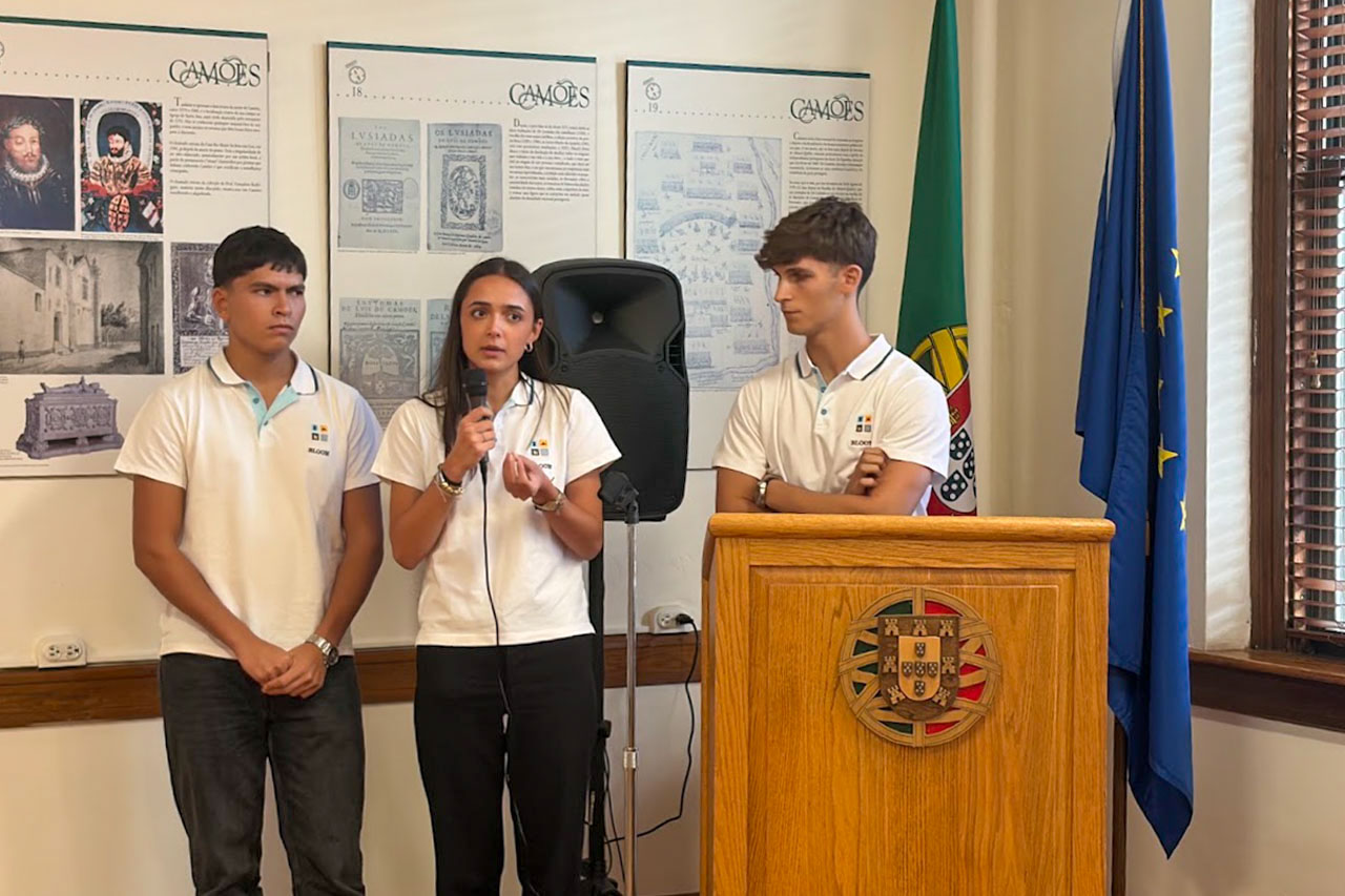 Equipa vencedora do Atlantic Junior Award, de Portugal, visitou MA e RI. Alunos explicam no Consulado de Portugal em New Bedford o desenvolvimento do seu projeto inovador.