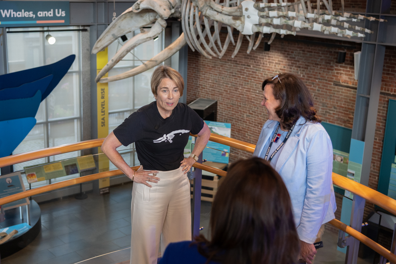 Maura Healey, governadora de MA na sua visita a New Bedford: “Queremos reduzir os custos de habitação para as famílias”