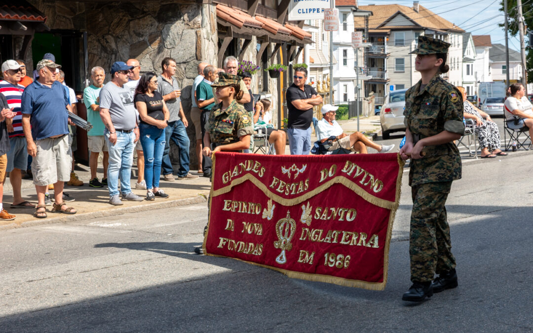 Cortejo etnográfico do bodo de leite das Grandes Festas um desfile de tradições com milhares de pessoas a assistir